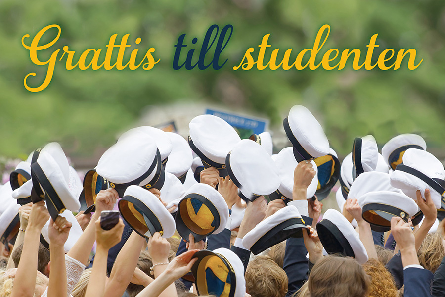 Klassiskt studentkort med studentmössor som kastas upp.