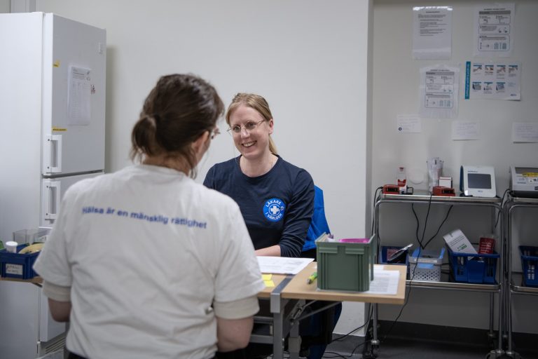 LiVs barnmorska Amanda Söderman preppar volontärbarnmorska inför mottagning