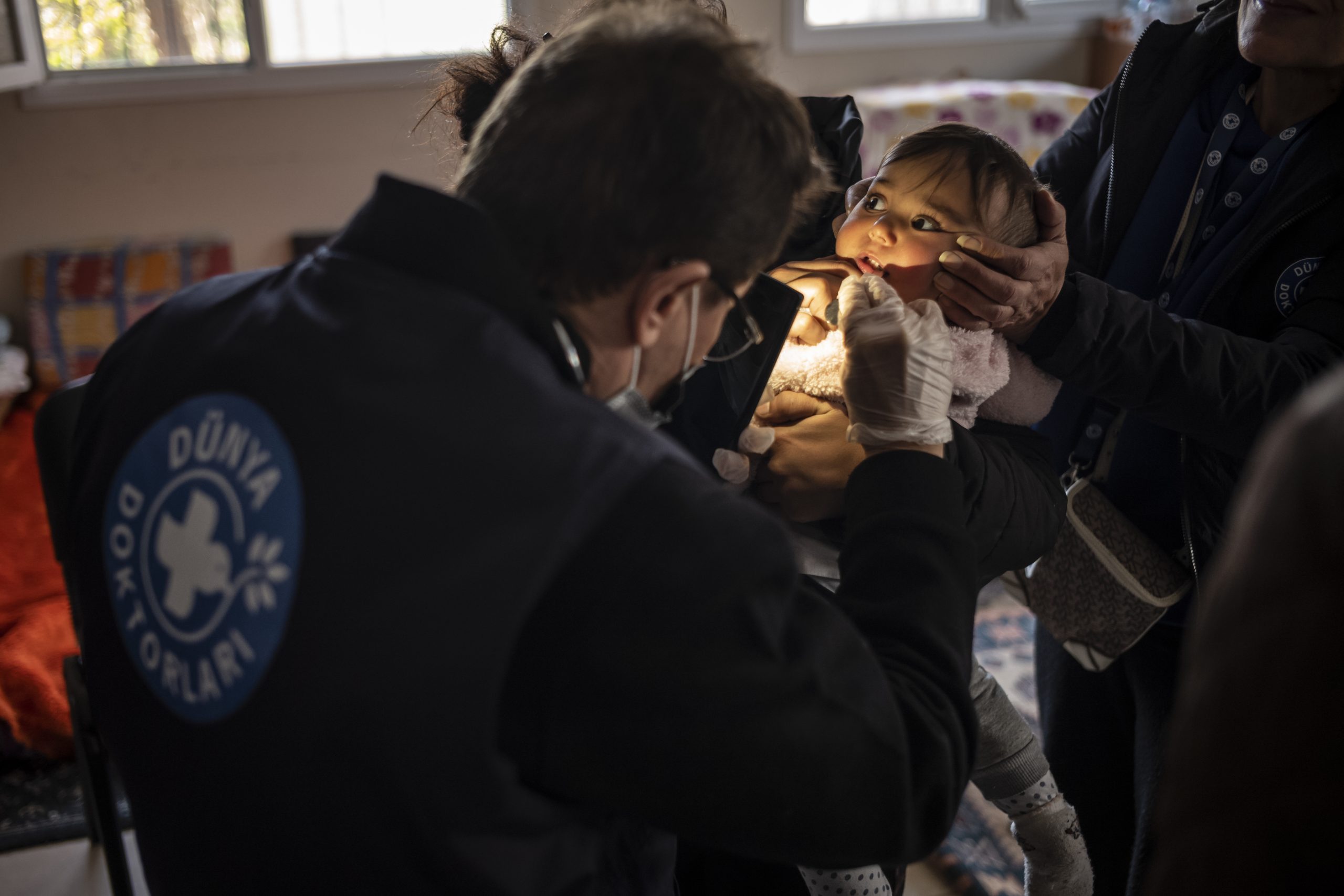© OLIVIER PAPEGNIES 20230216- TURKEY , ANTAKYA: Illustration picture shows the Medical Mobile unit during the earthquake in Antakya in Turkey. Dr. Ender Sarac examines Fatima Ozkan, 1 year old, in the arms of her mother steals Ozkan, 25 years old in the village of Harbiye.February 16th, 2023 © OLIVIER PAPEGNIES